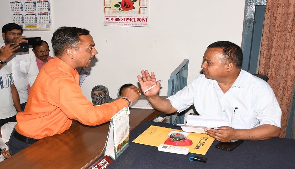 People arrived with complaints on Tehsil Day, but neither the Tehsildar nor the SDM was found