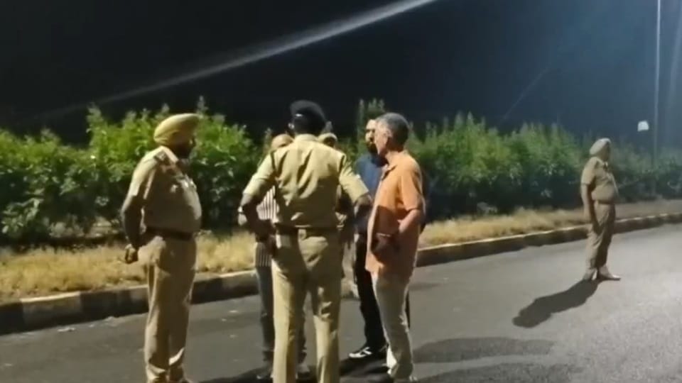 पंजाब को काैन दहला रहा है:एक रात और तीन घंटे के बीच दो धमाकों से बढ़ी दहशत,  अब हुई Nia की एंट्री - Blasts Outside Bsf Headquarters In Jalandhar  Amritsar Nia Investigate -