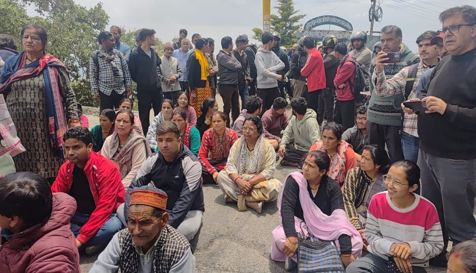 People are angry due to falling of boulders in Sipahidhara area