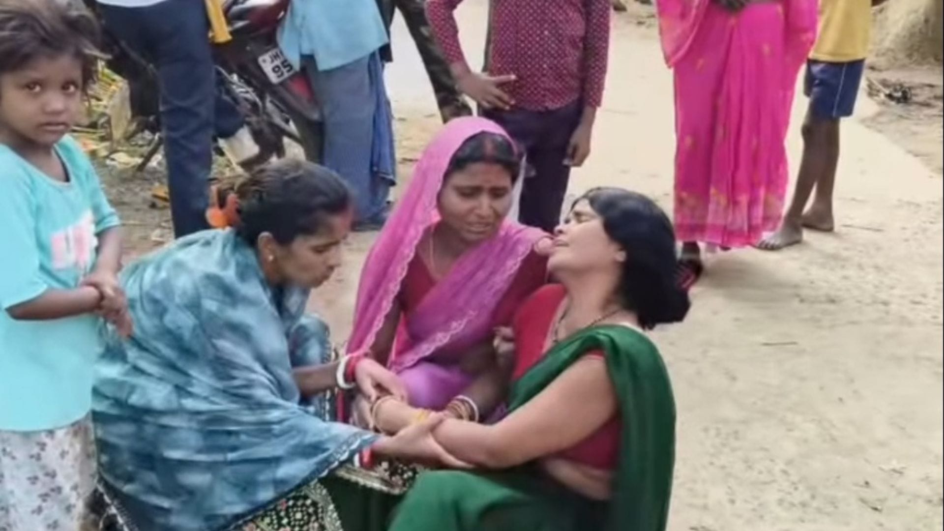 रोते-बिलखते परिजन