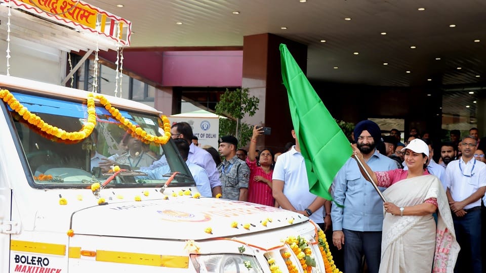 Delhi CM Rekha Gupta flagged off 13 mobile heat relief units