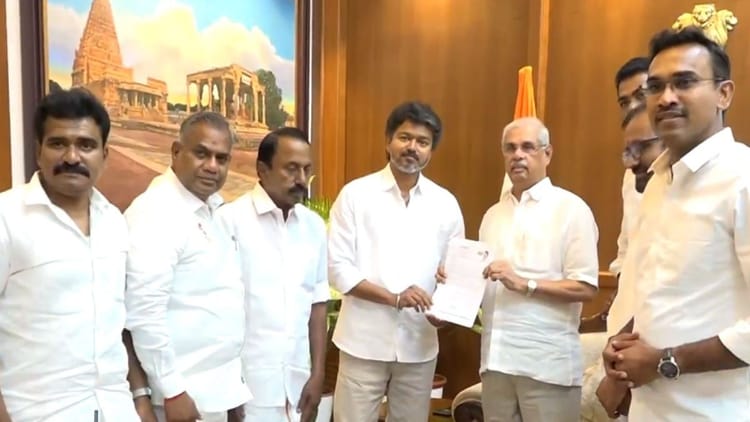 Tamil Nadu: विजय ने राज्यपाल से की मुलाकात, TVK का सरकार बनाने का दावा पेश; जानें कब होगा शपथ ग्रहण