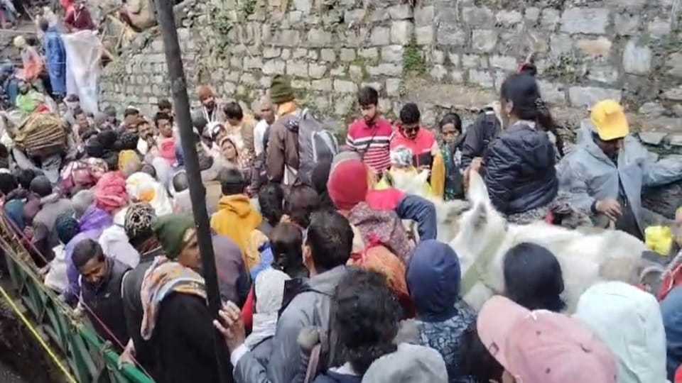 Yamunotri Dham: Crowd Swarm on Yatra route Human Jam Persists for Nearly 1.5 Hours Near Horse Stand