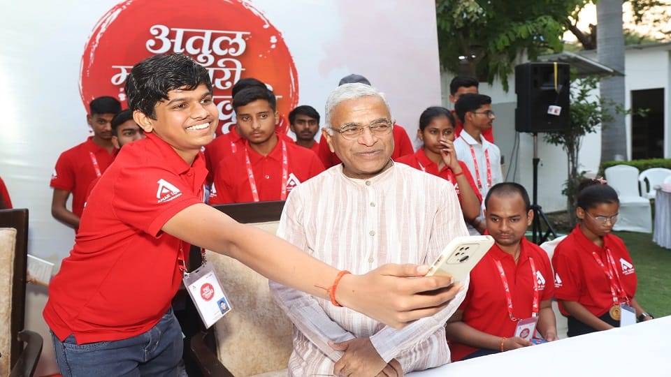 Atul Maheshwari Scholarship: Rajya Sabha Deputy Chairman Harivansh Narayan Singh meets successful students