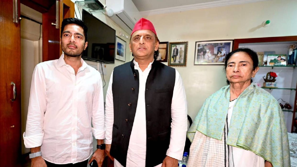 UP: Akhilesh Meets Mamata Banerjee in Kolkata; Says, "Didi Is a Thorn in BJP's Side Because Their Mindset Is F