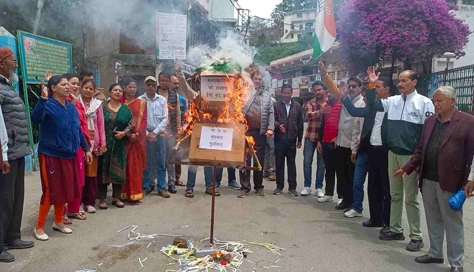 Congress burns effigy of government in Almora over student molestation case