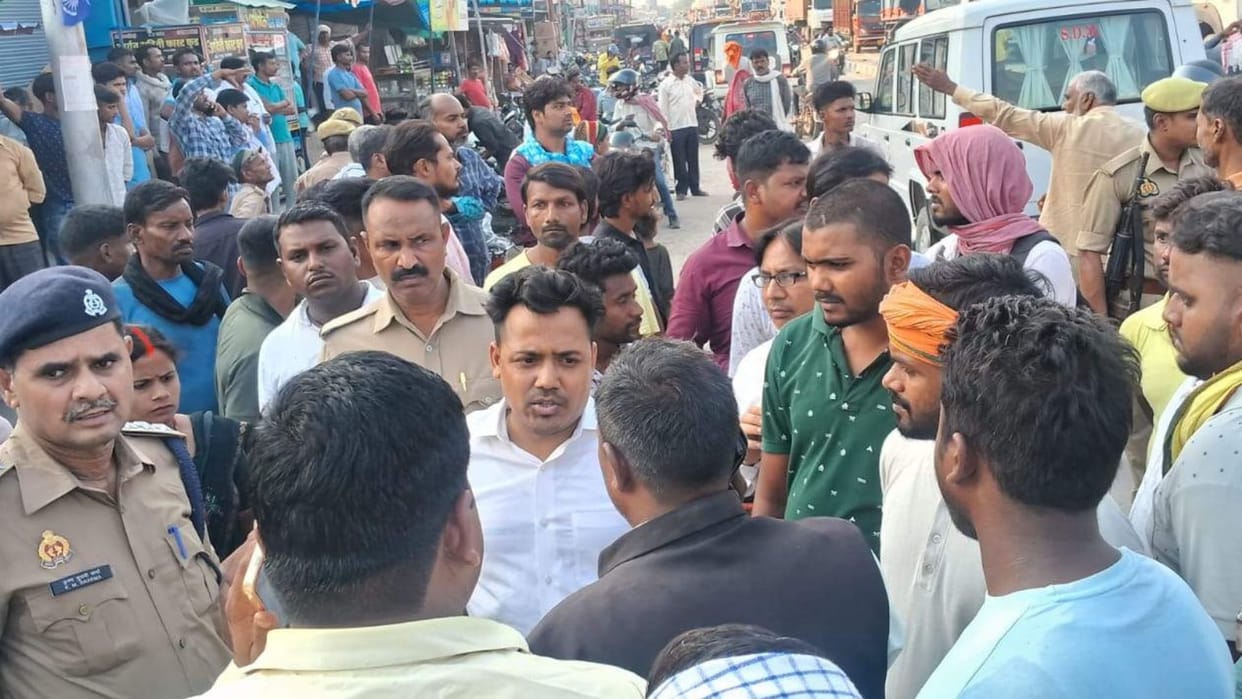 Married Woman Crushed Death Under Wheels of Gravel-Laden Truck Locals Block Road for Two Hours in chandauli