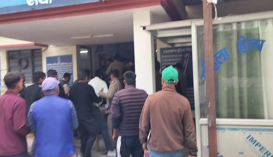 चंपावत कोतवाली में सामूहिक दुष्कर्म के मामले में कोतवाली में हंगामा काटते लोग।