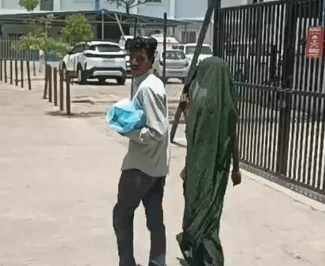 चार दिन पहुंचा पिता बेटी का शव लेने