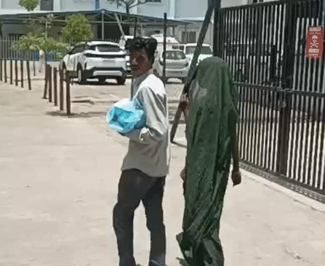 चार दिन पहुंचा पिता बेटी का शव लेने