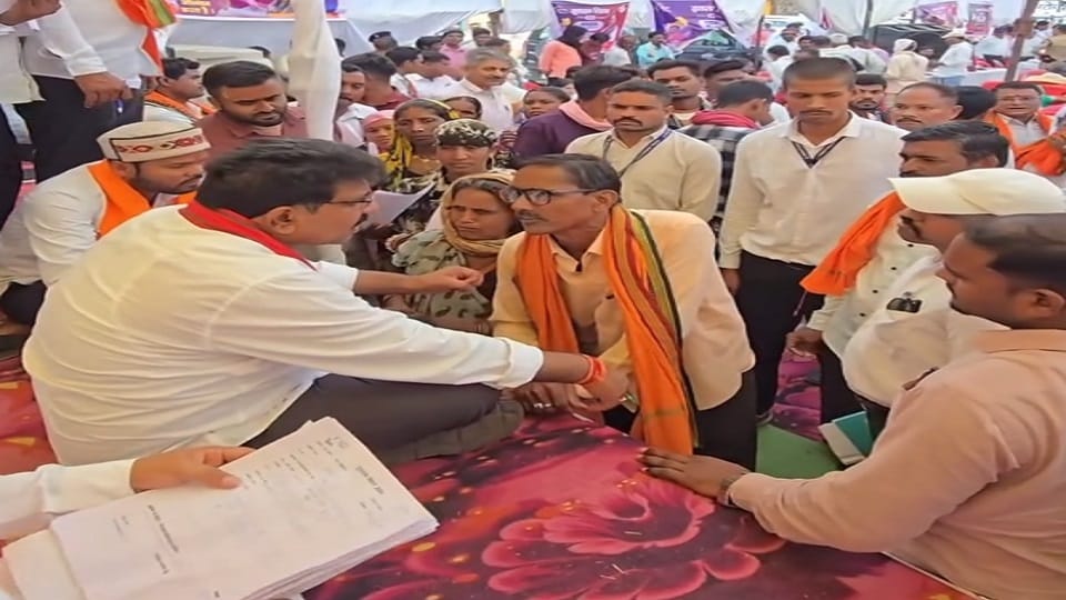 Samadhan Shivir held in Bamhani village Deputy CM Vijay Sharma listens to villagers grievances in Kabirdham