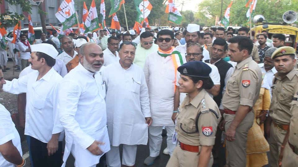 Meerut: Police stopped Congressmen on their yatra at Begumpul, heated confrontation, ruckus
