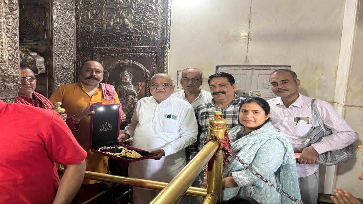 Kangra Devotees from Pune Offer 100 Gram Gold Necklace to Maa Bajreshwari