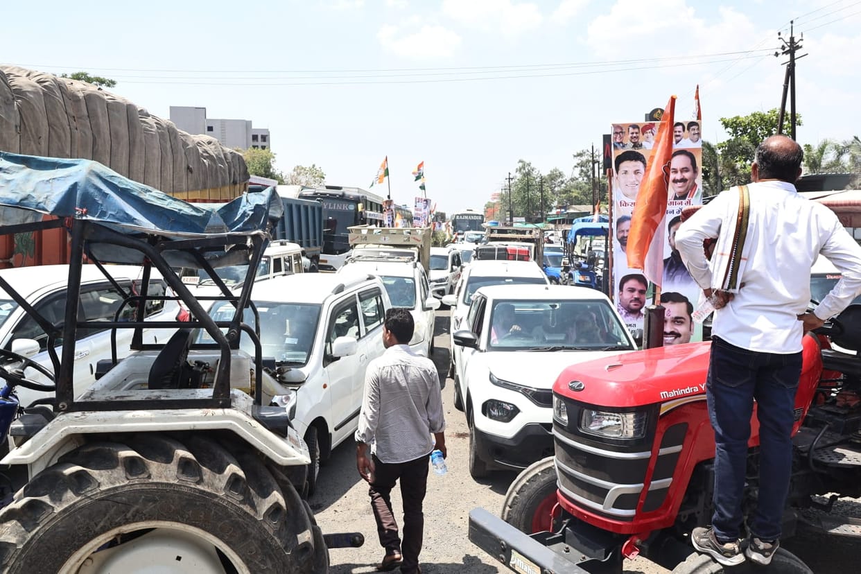 Indore News: Congress blockade at Pigandbar intersection in Indore, blocking AB Road by placing a tractor