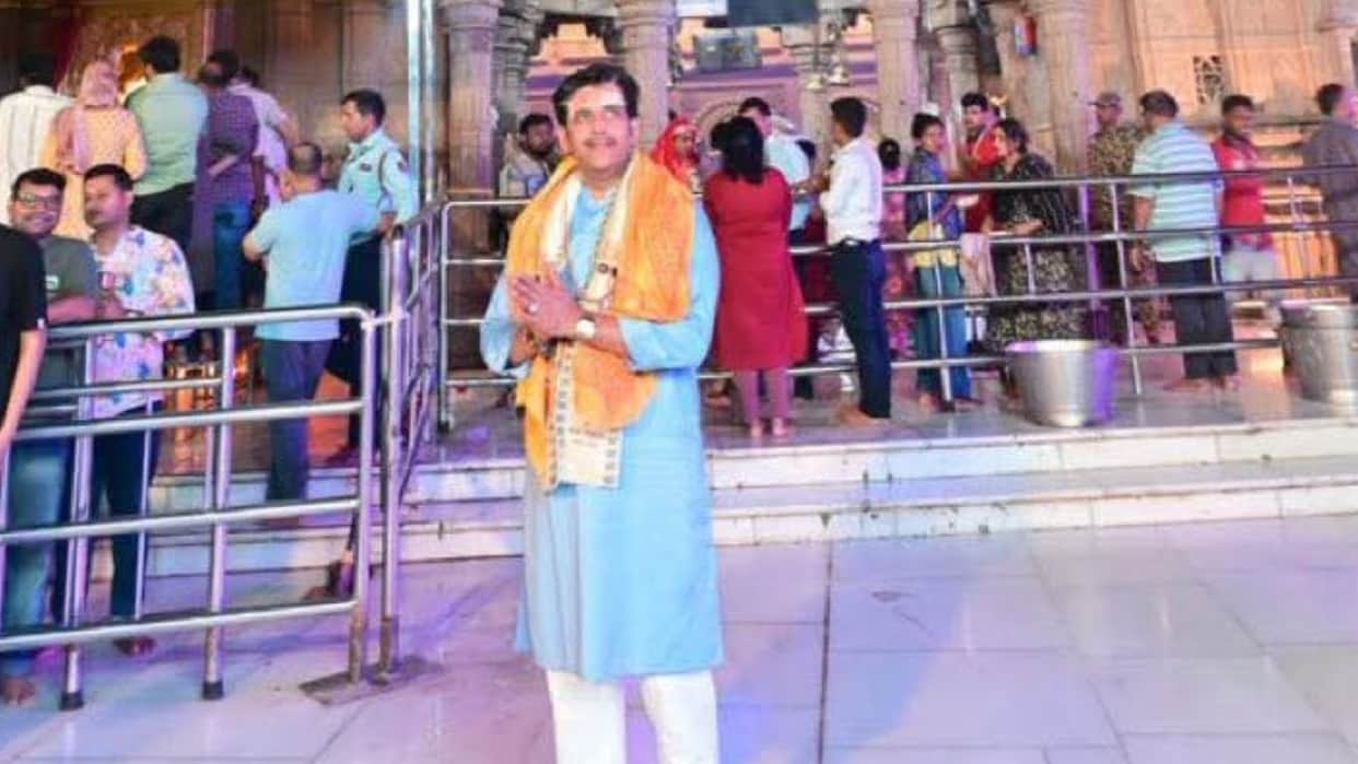 Ravi Kishan Arrives in Kashi Pays Obeisance Baba Dham Following Victory in Bengal