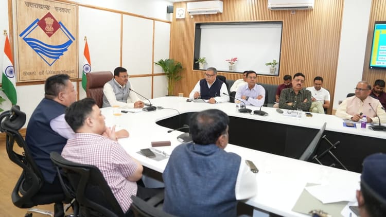 Uttarakhand: मुख्य सचिव ने की बैठक, मानसून से पहले सड़कें गड्ढामुक्त करने के निर्देश, कहा- अलर्ट मोड पर रहें