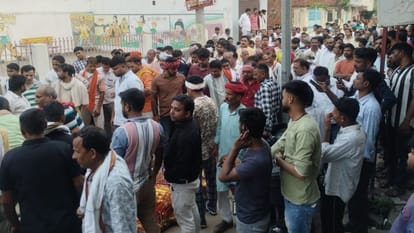 Couple Biers Carried Together Three-Year-Old Child Sobbed Uncontrollably in ballia up accident