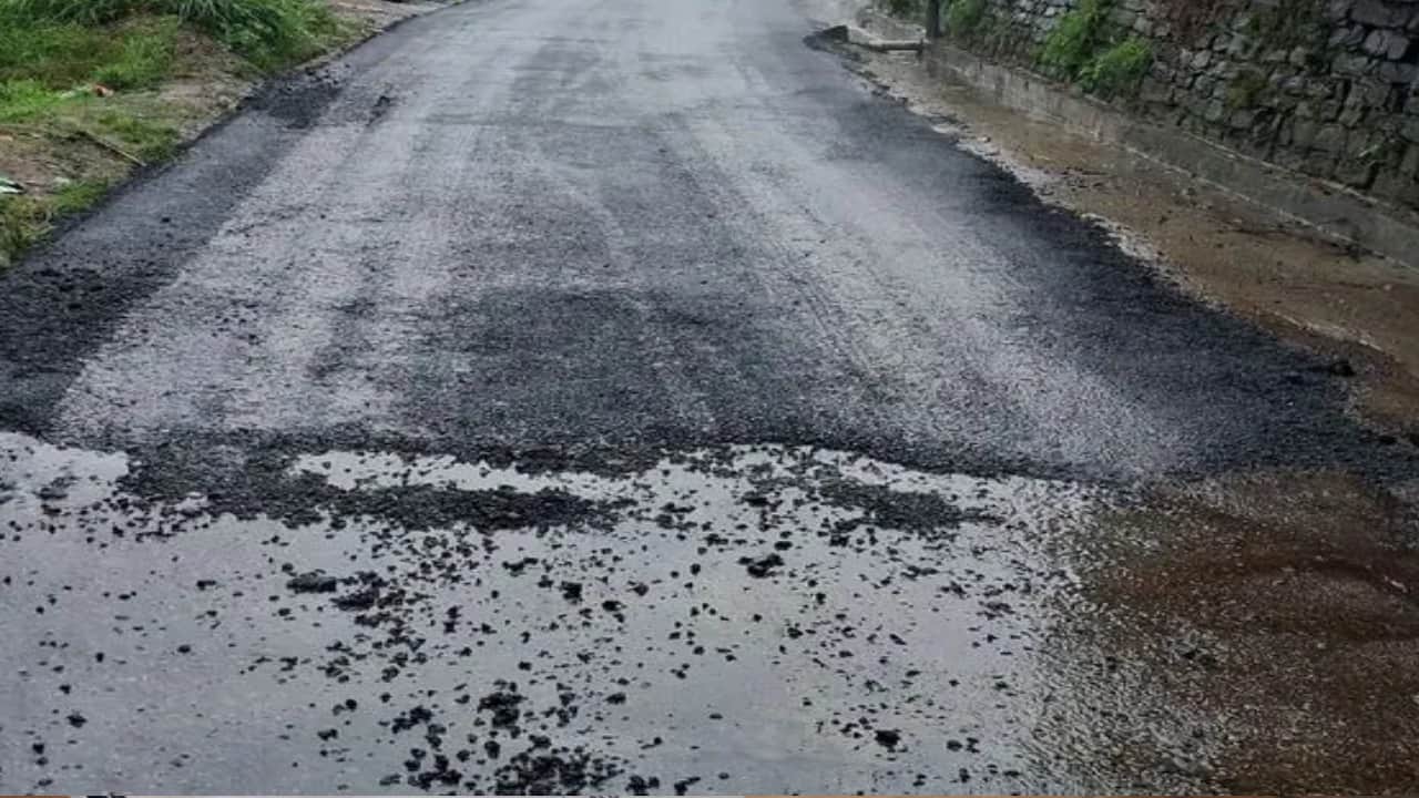 केमिकल की सप्लाई ठप होने से सड़कों की टारिंग का काम रुका।