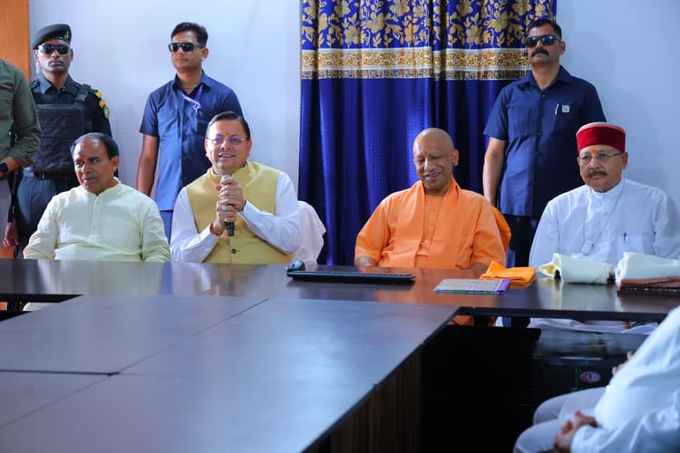 सीएम धामी ने की योगी की तारीफ: कहा- यूपी ही नहीं, अब बंगाल में भी गूंज रहा बुलडोजर बाबा का नाम