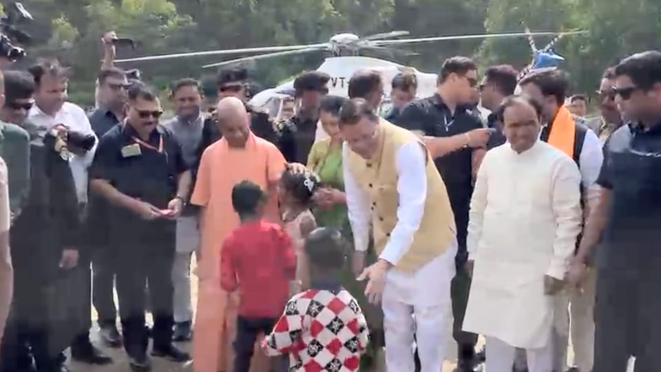 Uttarakhand News UP CM Yogi Adityanath arrives in Yamkeshwar cm dhami also with him