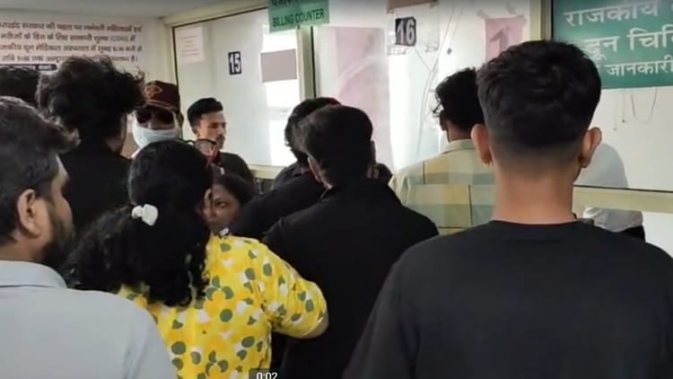 दून अस्पताल की इमरजेंसी में तोड़फोड़: पंजीकरण काउंटर का शीशा टूटा, पर्चा न बनाने का आरोप, जमकर हुआ हंगामा