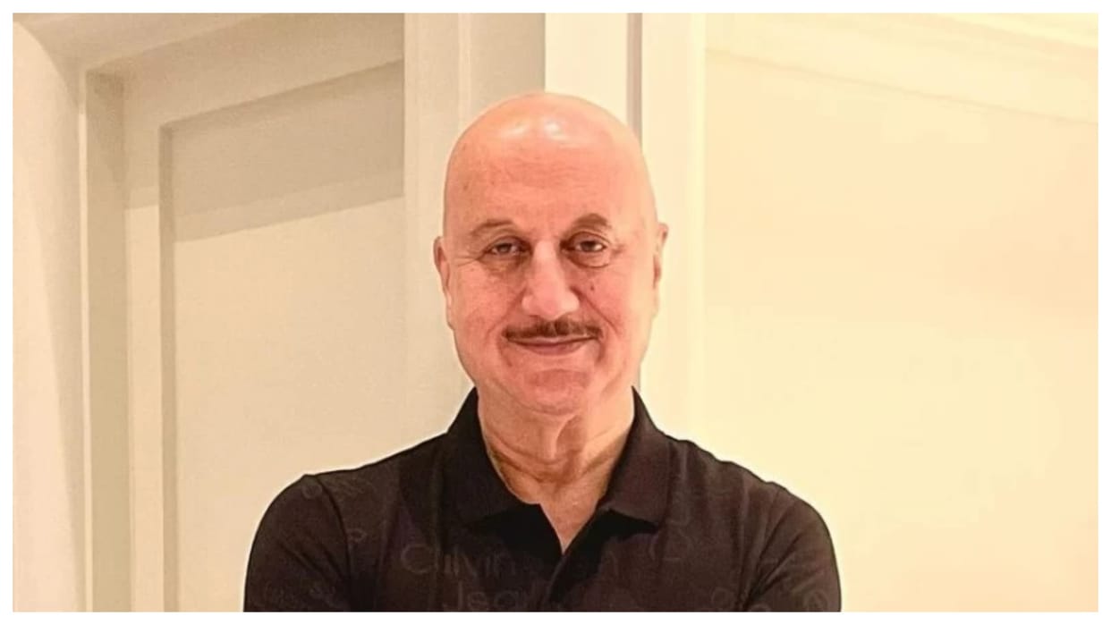 anupam kher meet Comb Seller at traffic signal share video goes viral liked by fans