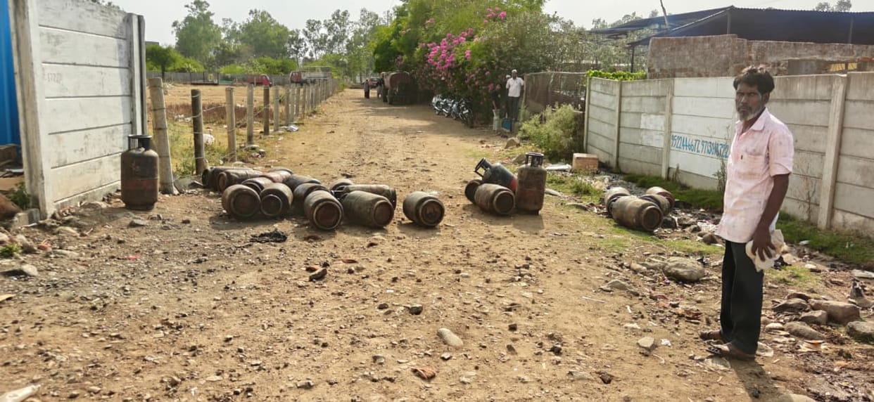 Bhopal News: Fire Breaks Out at Catering Warehouse; Major Disaster Averted After 22 Gas Cylinders Are Removed—