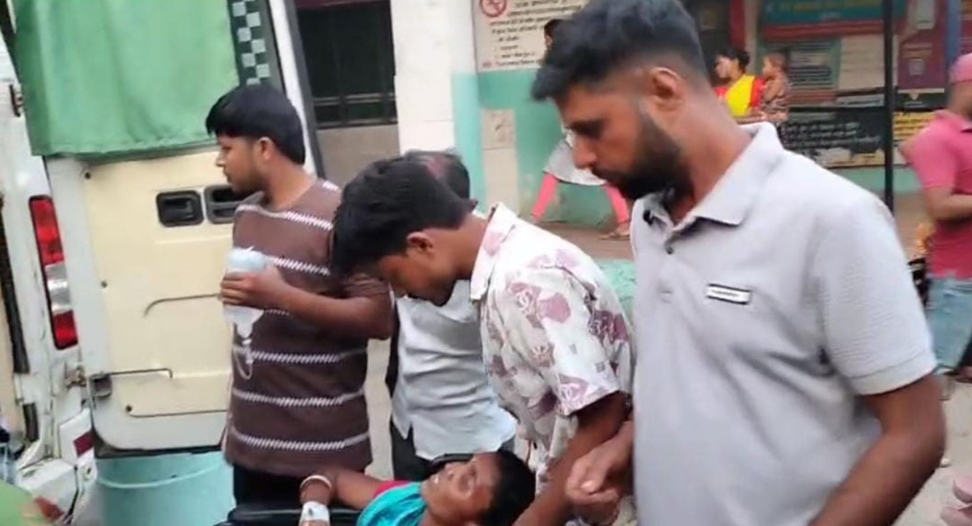 स्थानीय लोगों की मदद से घायल महिला को अस्पताल पहुंचाया गया