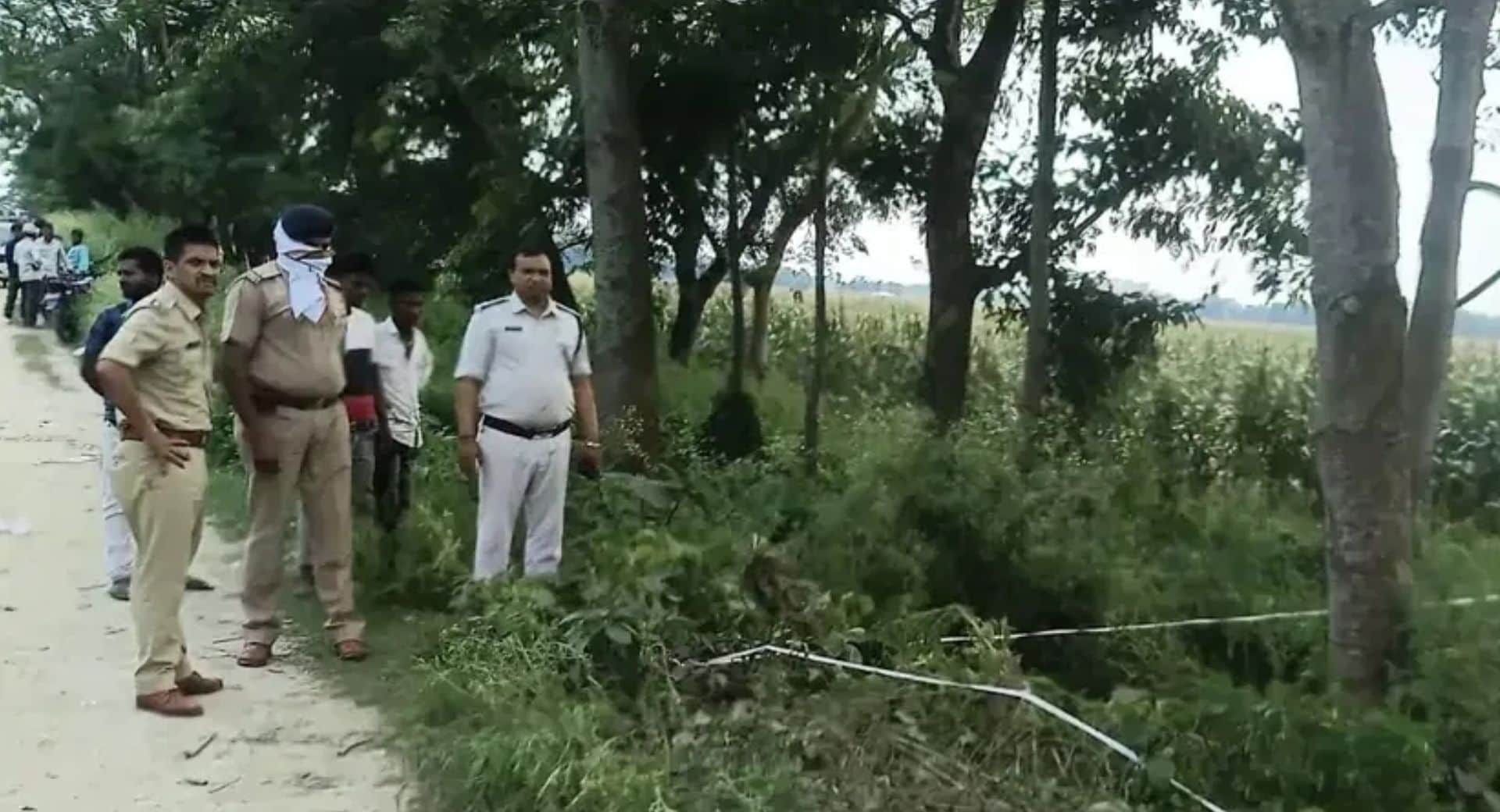 घटनास्थल पर पहुंचकर मामले की जांच करते एसडीपीओ और जानकीनगर थानाध्यक्ष