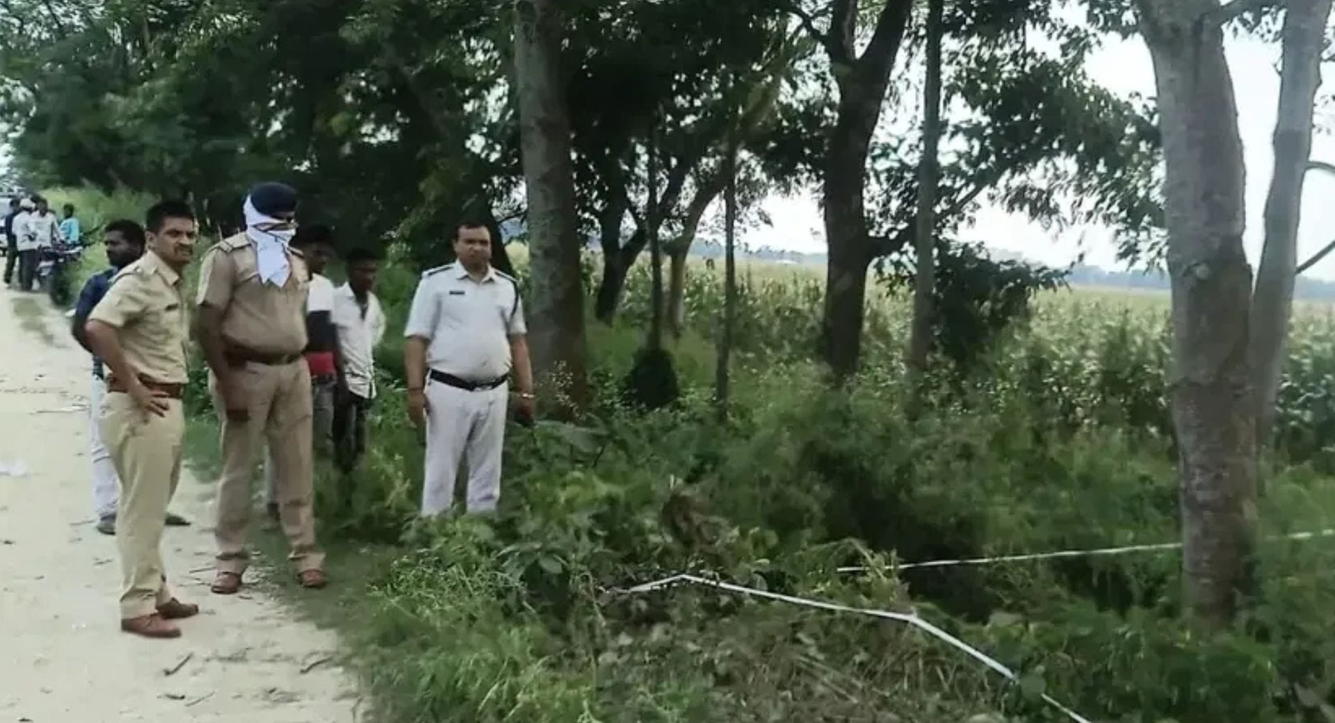 घटनास्थल पर पहुंचकर मामले की जांच करते एसडीपीओ और जानकीनगर थानाध्यक्ष