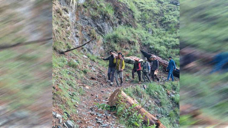 Chamoli: बीमार को स्ट्रेचर से आठ किमी पैदल चलकर पहुंचाया अस्पताल, दो सीएम ने की घोषणा फिर पिनाऊं में सड़क नहीं