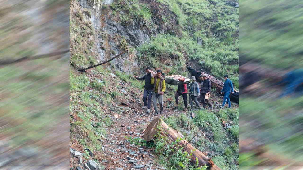 बीमार को स्ट्रेचर से अस्पताल ले जाते