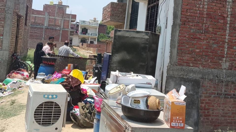 Niyaz broke down in sobs upon returning home in Ambedkarnagar following murder of his wife and four children