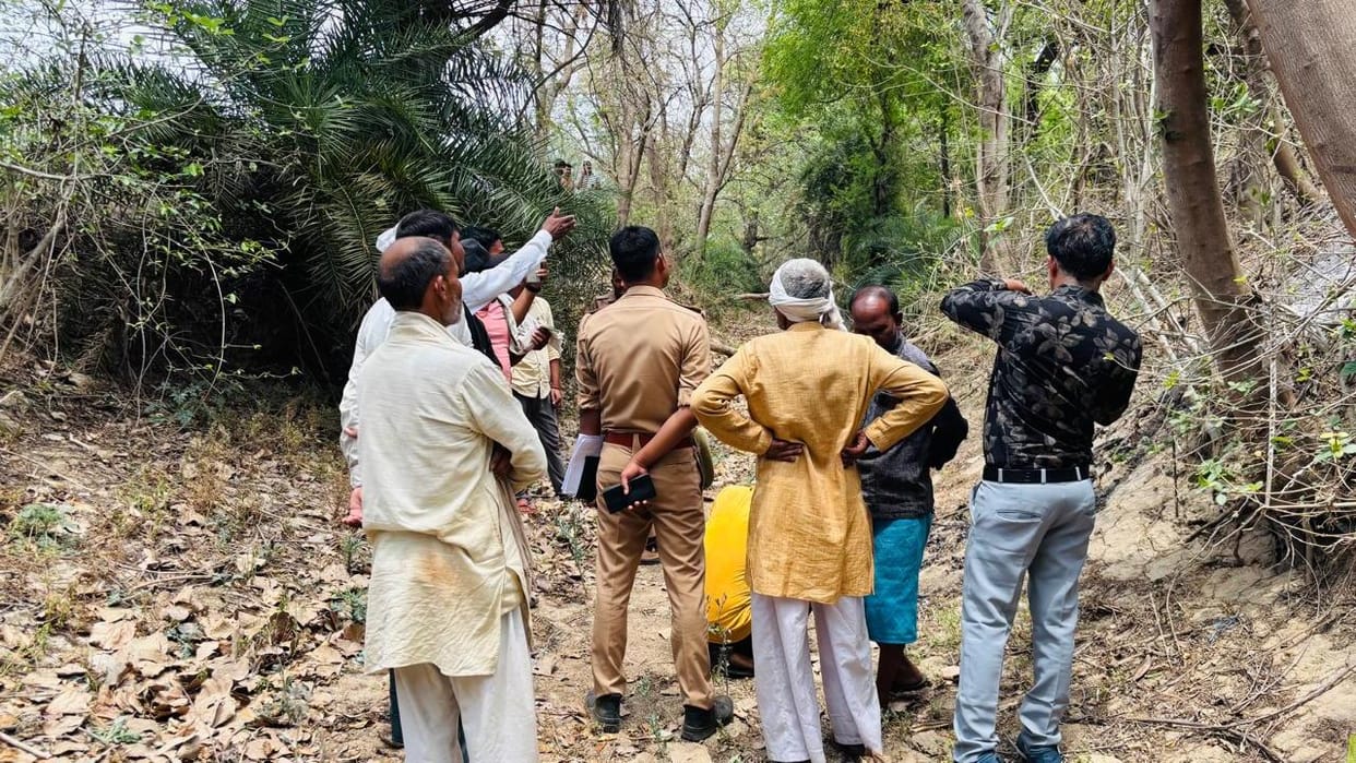 Jhansi: The discovery of a half-burnt body of a woman caused a stir