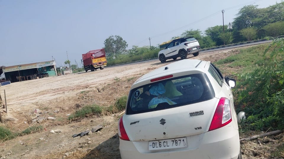 car overturned after hitting the divider On GT Road