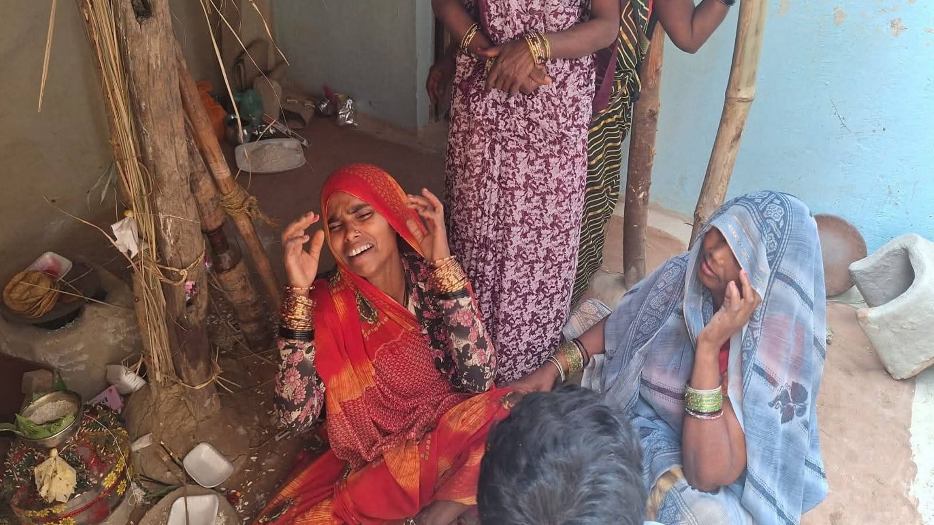 करंट लगने से विवाहिता की मौत के बाद रोते-बिलखते परिजन।