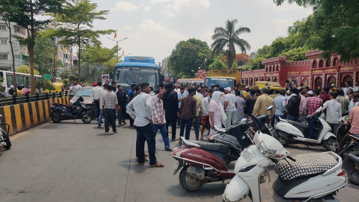 Indore: When a BJP leader was stopped during police checking, workers blocked Mahunaka.