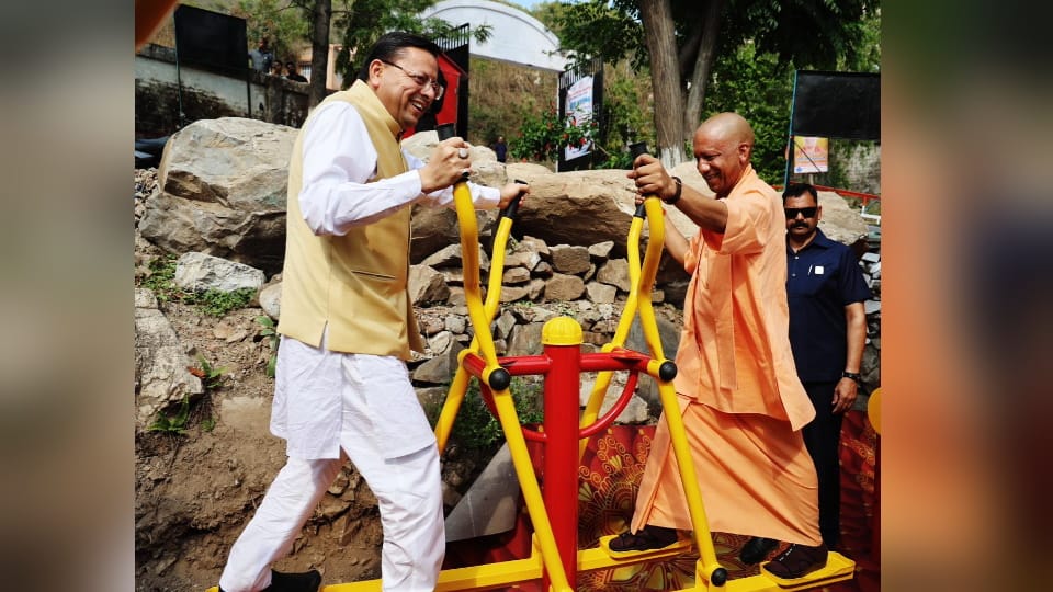 सीएम योगी और सीएम धामी