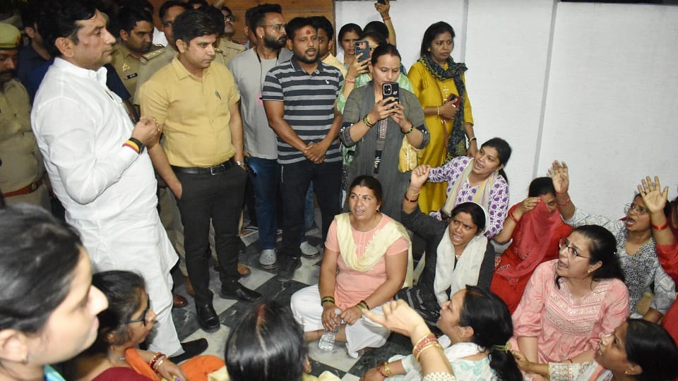 सेंट्रल मार्केट:महिलाओं ने घेरा सोमेंद्र तोमर का आवास, बोलीं- वोट मांगने आओगे तो बताएंगे, खुद का घर नाले पर - Central Market: Women Surrounded Somendra Tomar's ...
