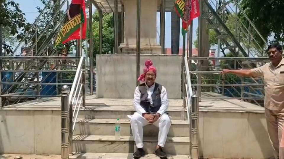 SP Leader Stages Sit-in Protest Over Farmers' Issues in Nawabganj