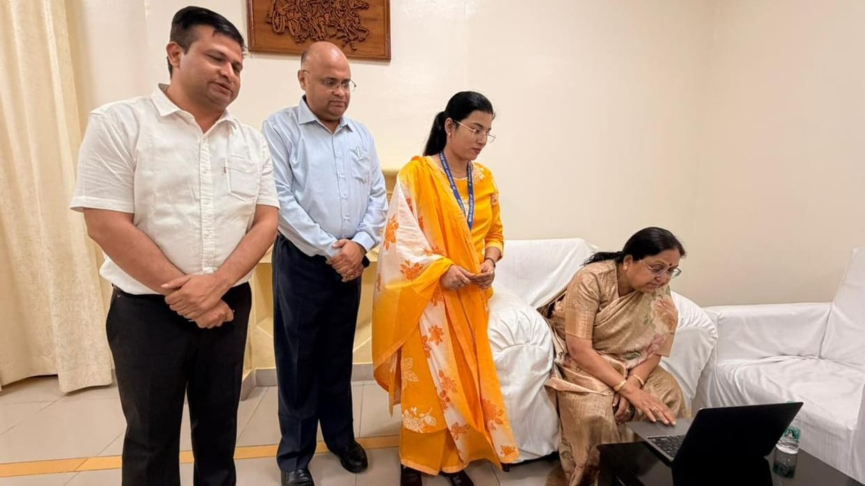 Jhansi: On the first day, more than two thousand people, including cabinet ministers