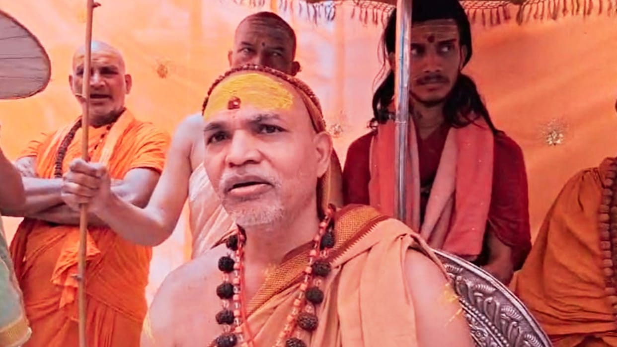 UP Politics Saint Community Not Safe Shankaracharya Takes Jibe Government BJP Failed to Curb Cow Slaughter