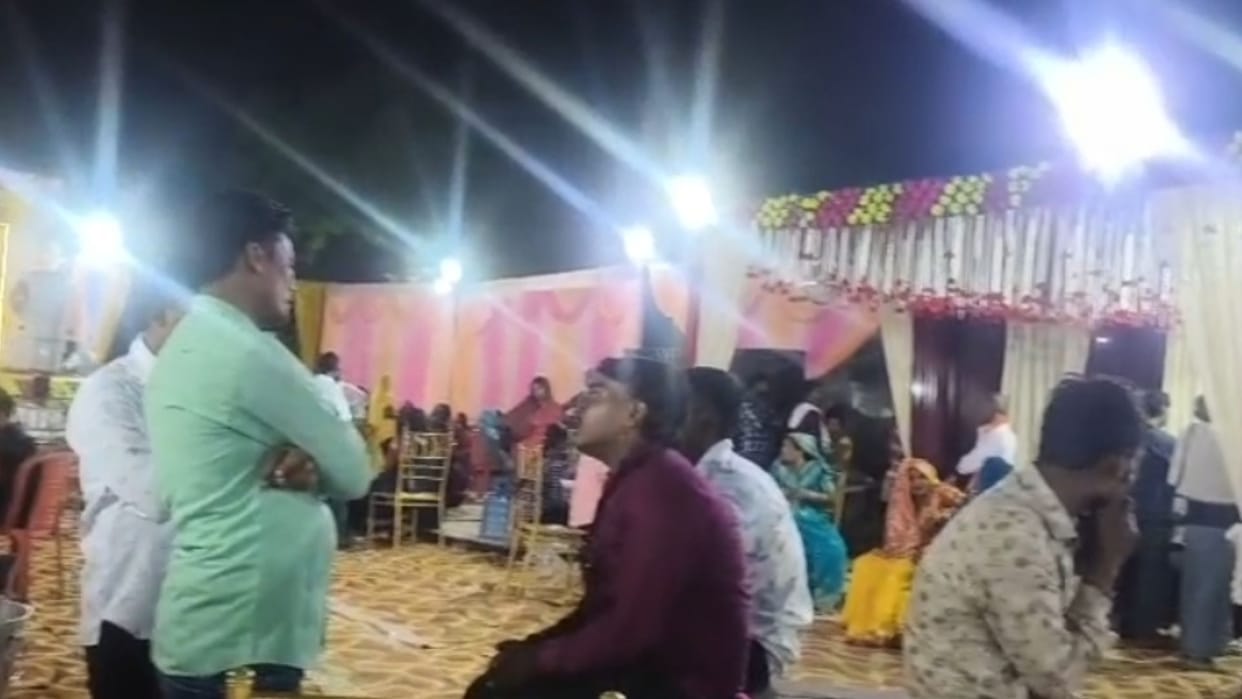 Lover Arrives During Jaimala Ceremony Bride Refuses to Garland Groom Wedding Guests Beat Up Young Man