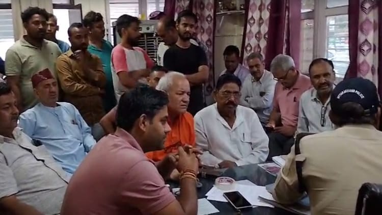 Rishikesh: दलाल के खिलाफ कार्रवाई न होने पर भड़के ट्रांसपोर्टर, पुलिस पर लगाया बचाने का आरोप, चौकी घेरी