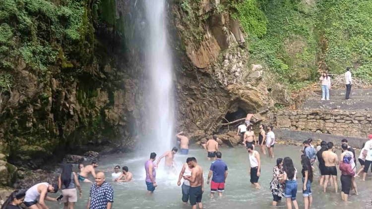Dehradun: पयर्टकों के लिए खुला टाइगर फाॅल, हादसे के लिए काैन जिम्मेदार, बीते साल पेड़ गिरने से गई थी दो जान