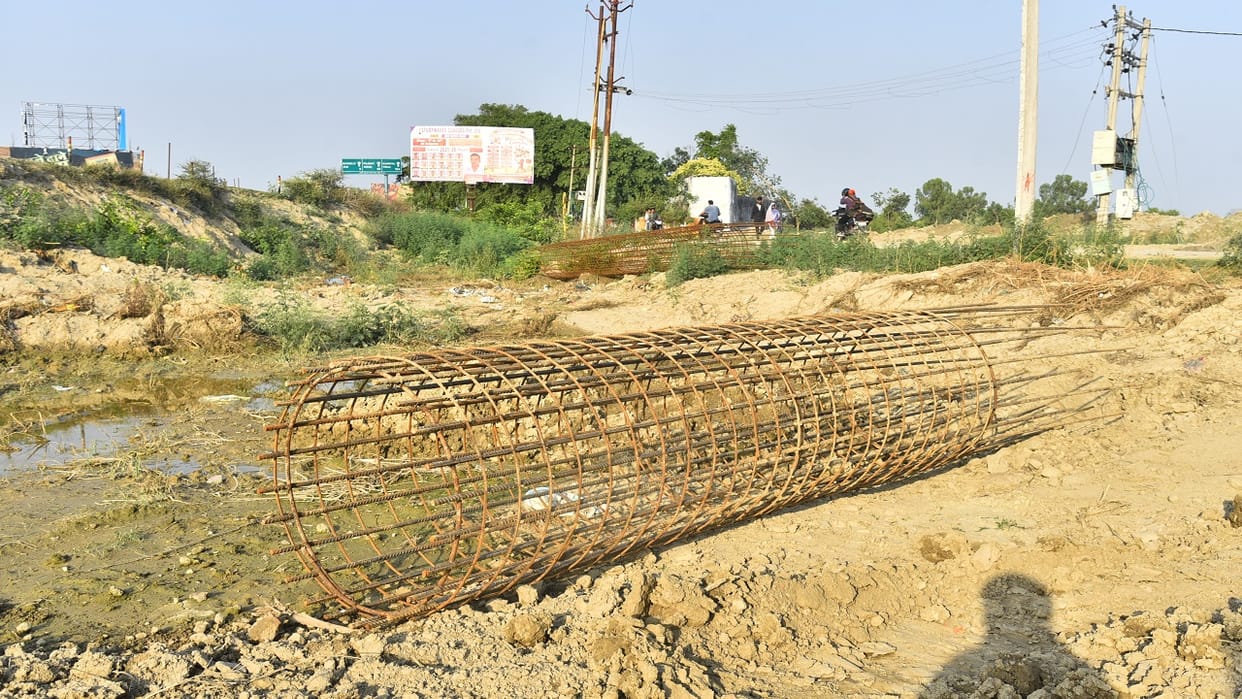 Driver Dies After Iron Net Collapses During Bridge Construction in Bareilly