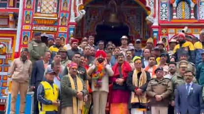 Governor Lieutenant General (Retired) Gurmit Singh offered prayers at Badrinath Dham Chamoli News