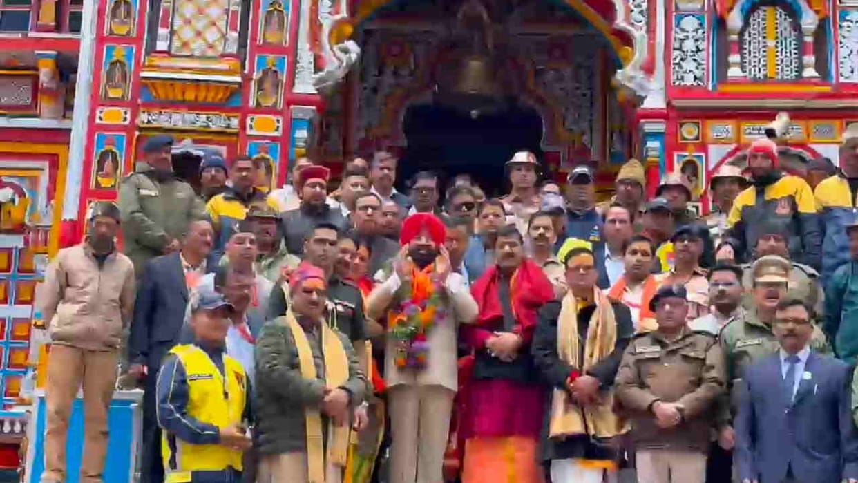 Governor Lieutenant General (Retired) Gurmit Singh offered prayers at Badrinath Dham Chamoli News