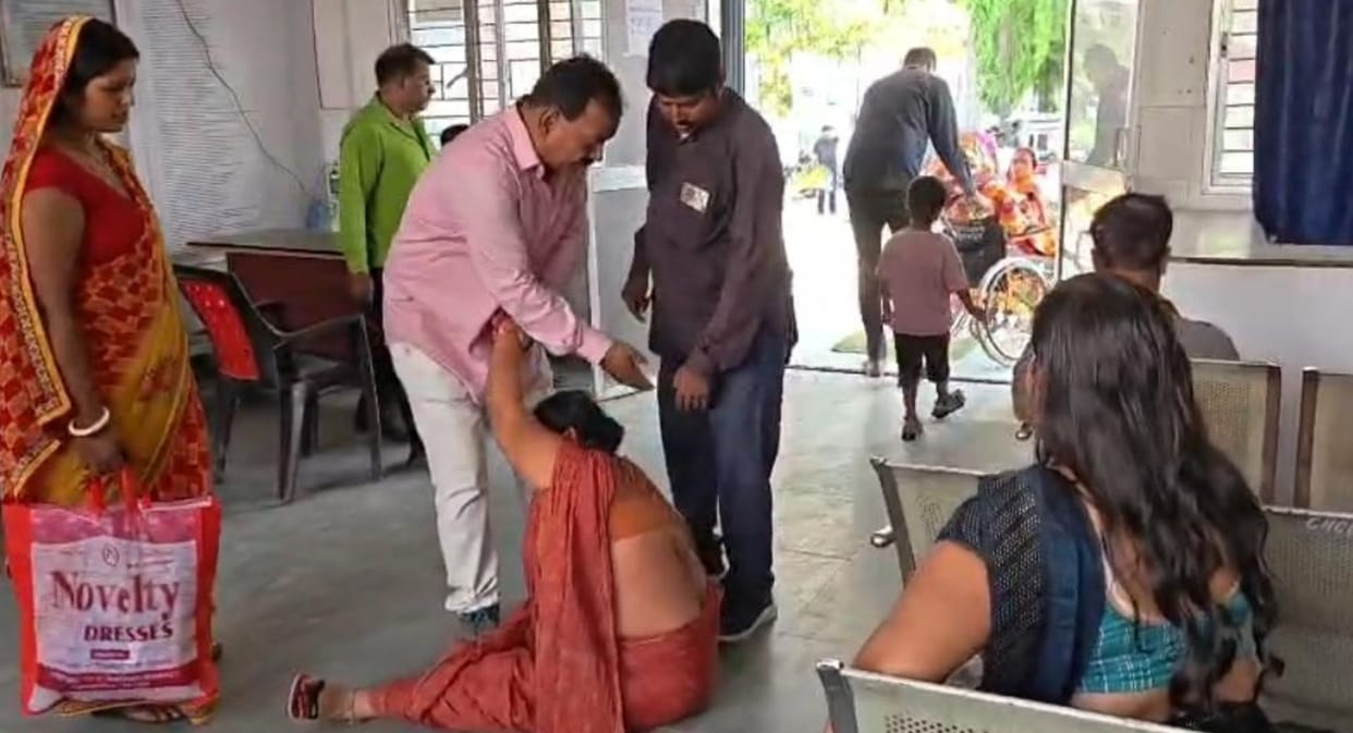Woman Suffered in Labour Family Alleges Medical Negligence After Newborn Dies Uproar at Hospital