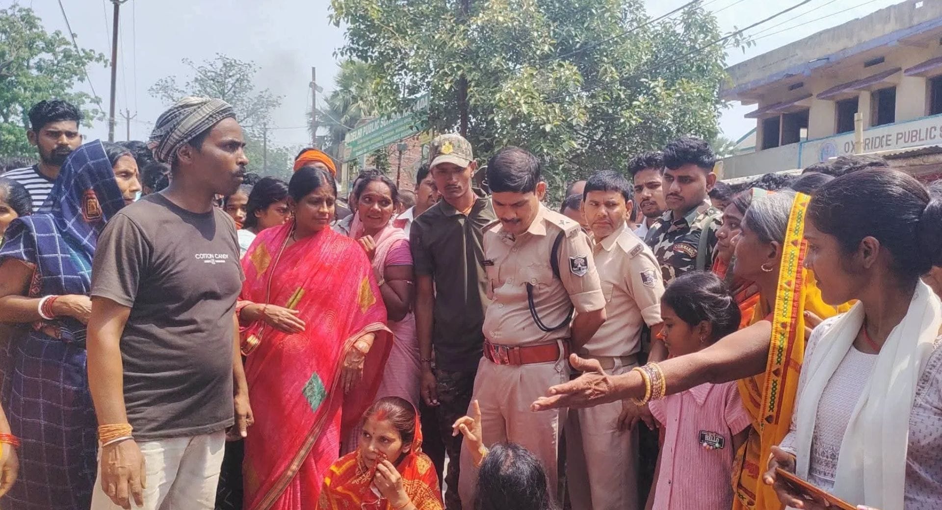 घटना के बाद सड़क जाम करते हुए लोग